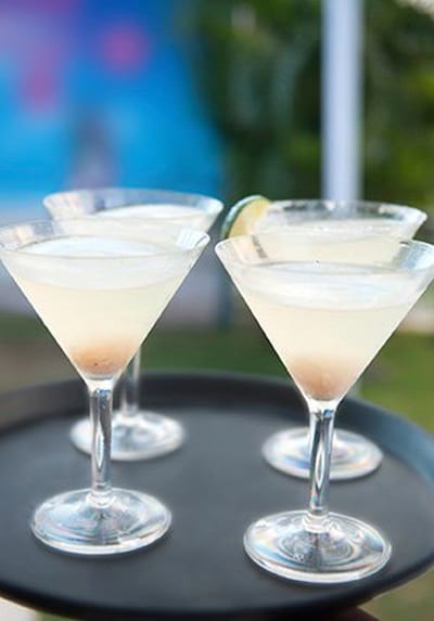 vier glazen met cocktail white lady